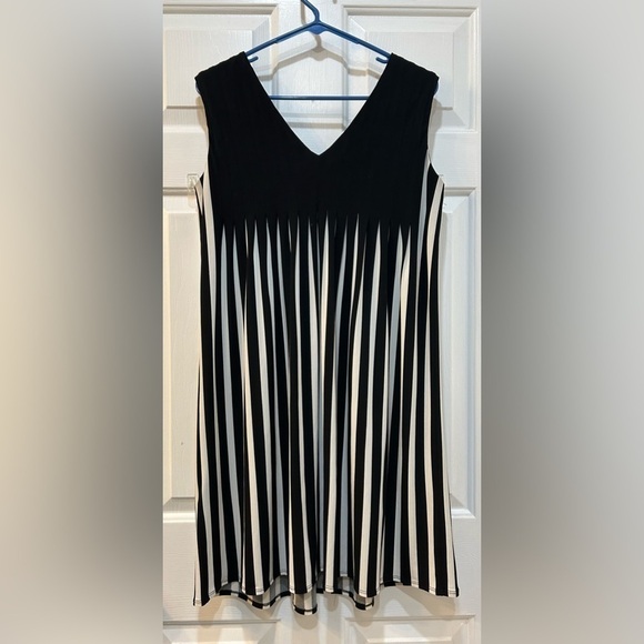 Black White Pleated Shift Dress Striped Sleeveless Beetlejuice Goth Punk Sz 10 - Picture 2 of 6